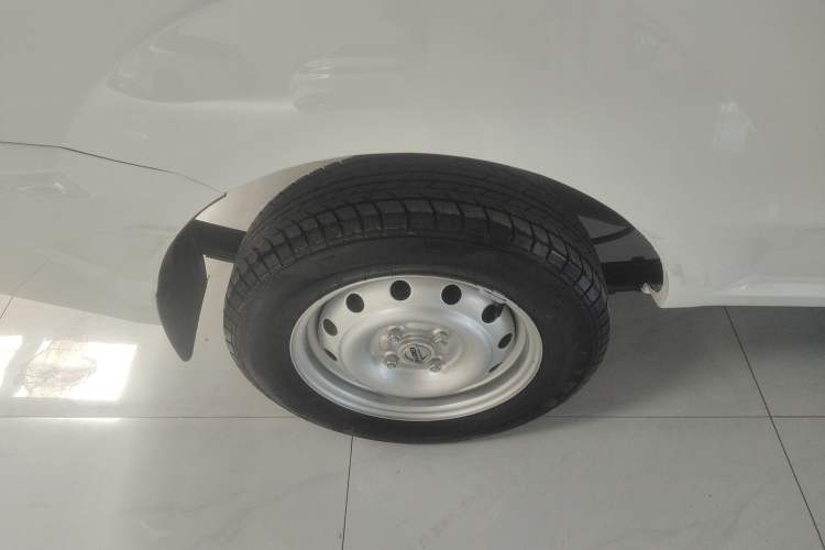 Used Jinbei Hiace X30 2023 1.5L Super-Comfortable Passenger Van 5/6/7-Seater Non-Air-Conditioned Version Model SWC15M Right Rear Wheel Hub