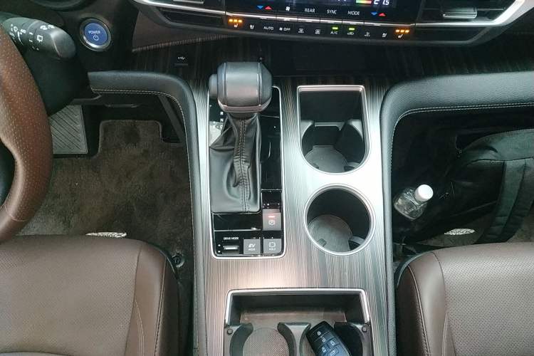 Used Toyota Sienna 2023 2.5L Hybrid Platinum Edition
