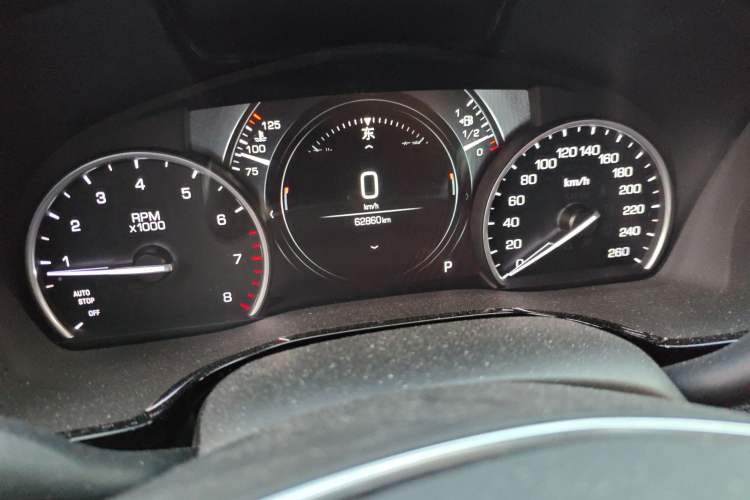 Used Cadillac XT5 2018 25T Luxury Model Odometer Close Up