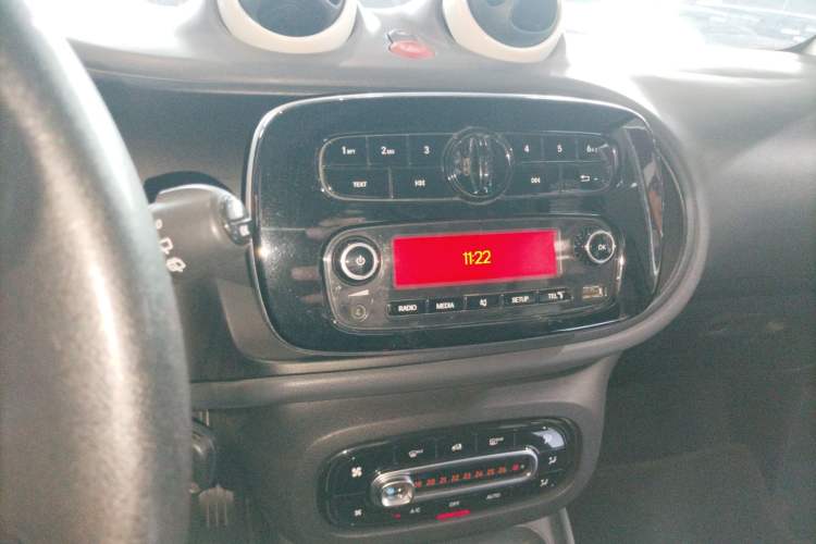 Used smart fortwo 2015 1.0L 52 kW hardtop Dynamic version