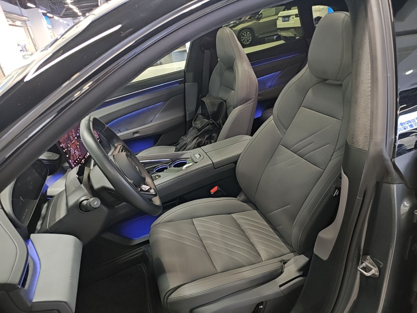 Zeekr 001 2024 YOU Edition 100 kWh All-Wheel Drive — снимка 17