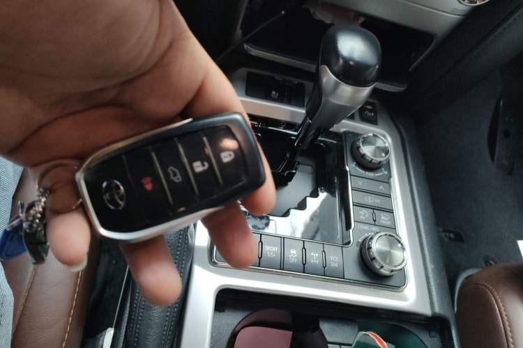 Used Toyota Land Cruiser 2018 5.7L VX-S 7-Seater Middle East Version Vehicle Key