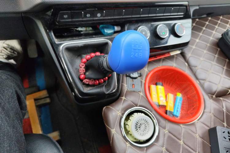 Used Dongfeng Yufeng 2023 V9+ 2.3T Manual Rear-Drive Cargo Van with Dual Rear Tires 3-Seater