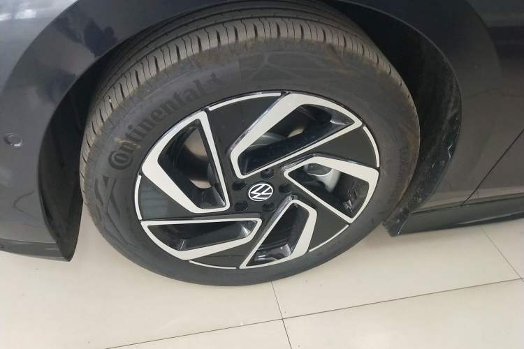 Used Volkswagen ID.7 VIZZION 2024 PRO Model Left Front Wheel Hub