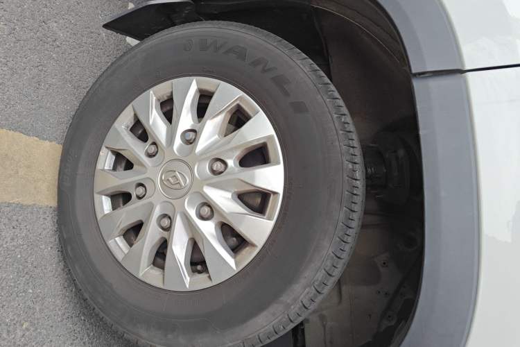 Used SAIC MAXUS Xintu V90 2024 ZhiJie 2.0T Automatic Front-Wheel-Drive Short Wheelbase Mid-Height Design with Single Rear Tire—5/6 Seater
