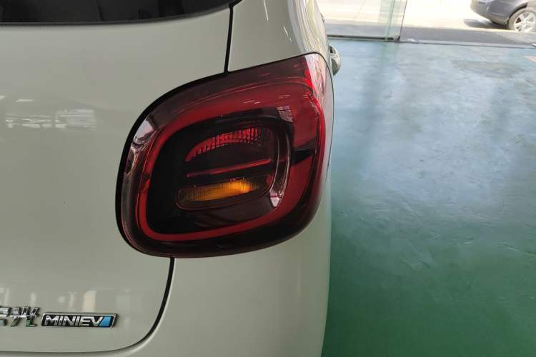 Used Wuling Hongguang MINIEV 2025 Four-Door Version Advanced Edition Exterior 3