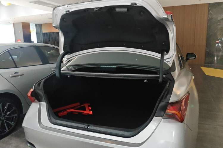 Used Toyota Avalon 2019 Dual-Engine 2.5L XLE Prestige Version China VI Standard
