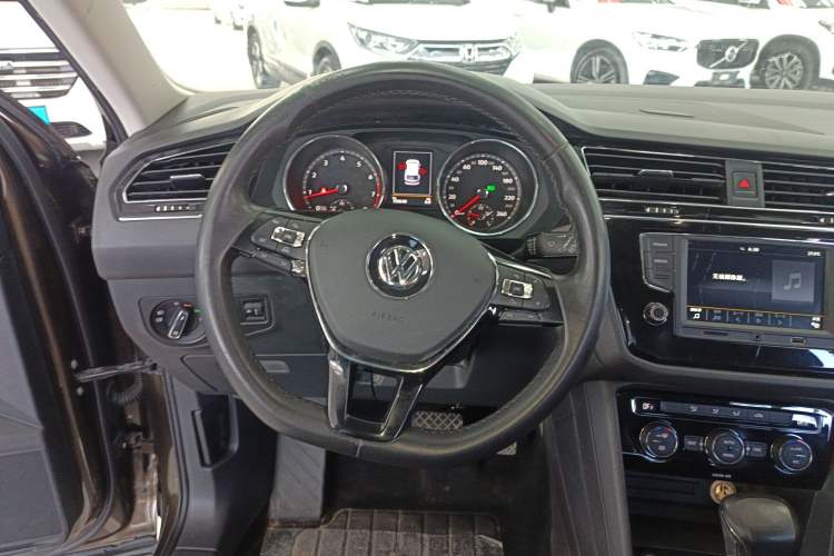 Used Volkswagen Tiguan L 2017 330TSI Automatic Two-Wheel Drive Comfort Edition Steering Wheel
