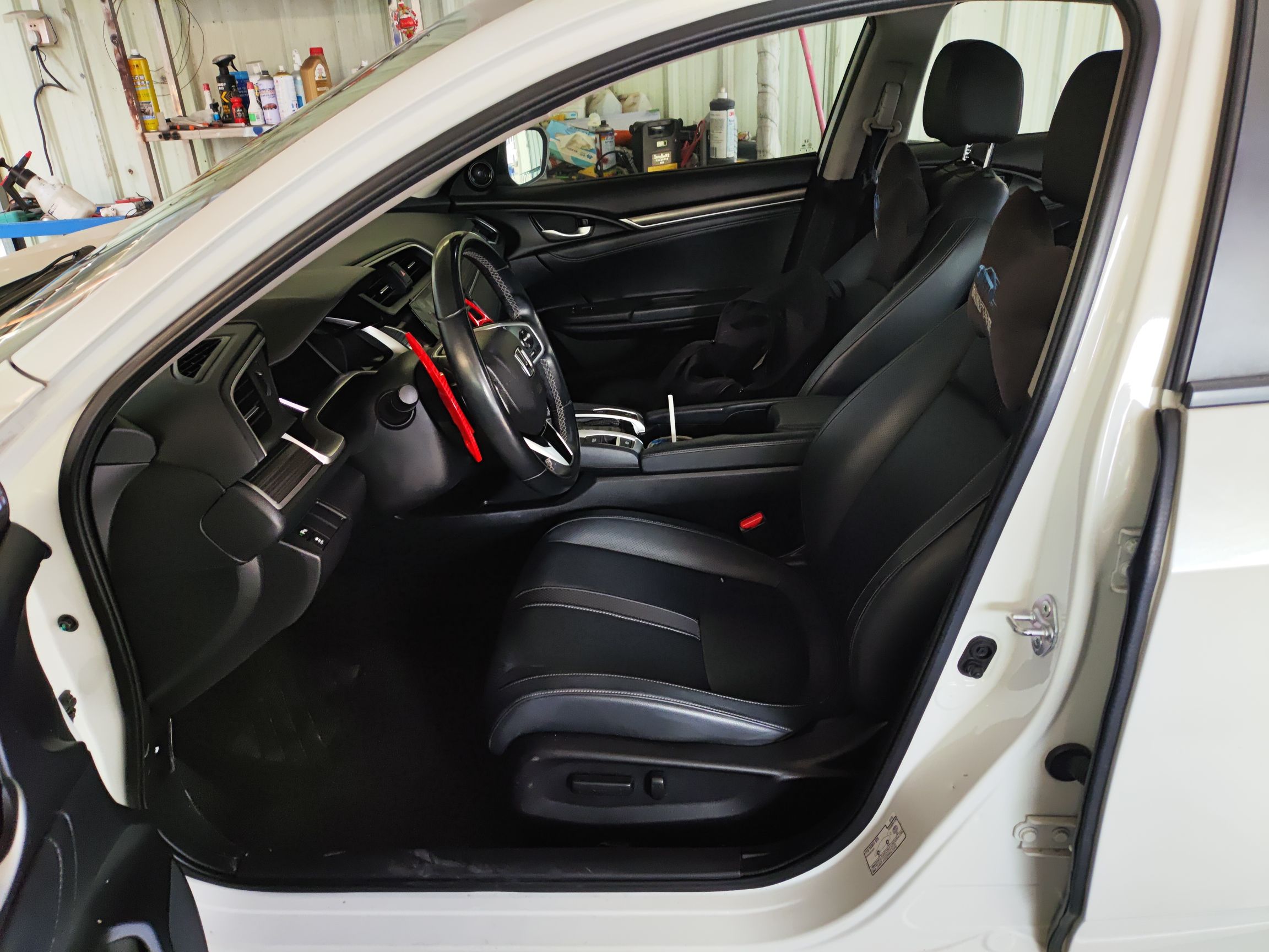 المقاعد الأمامية داخل السيارة