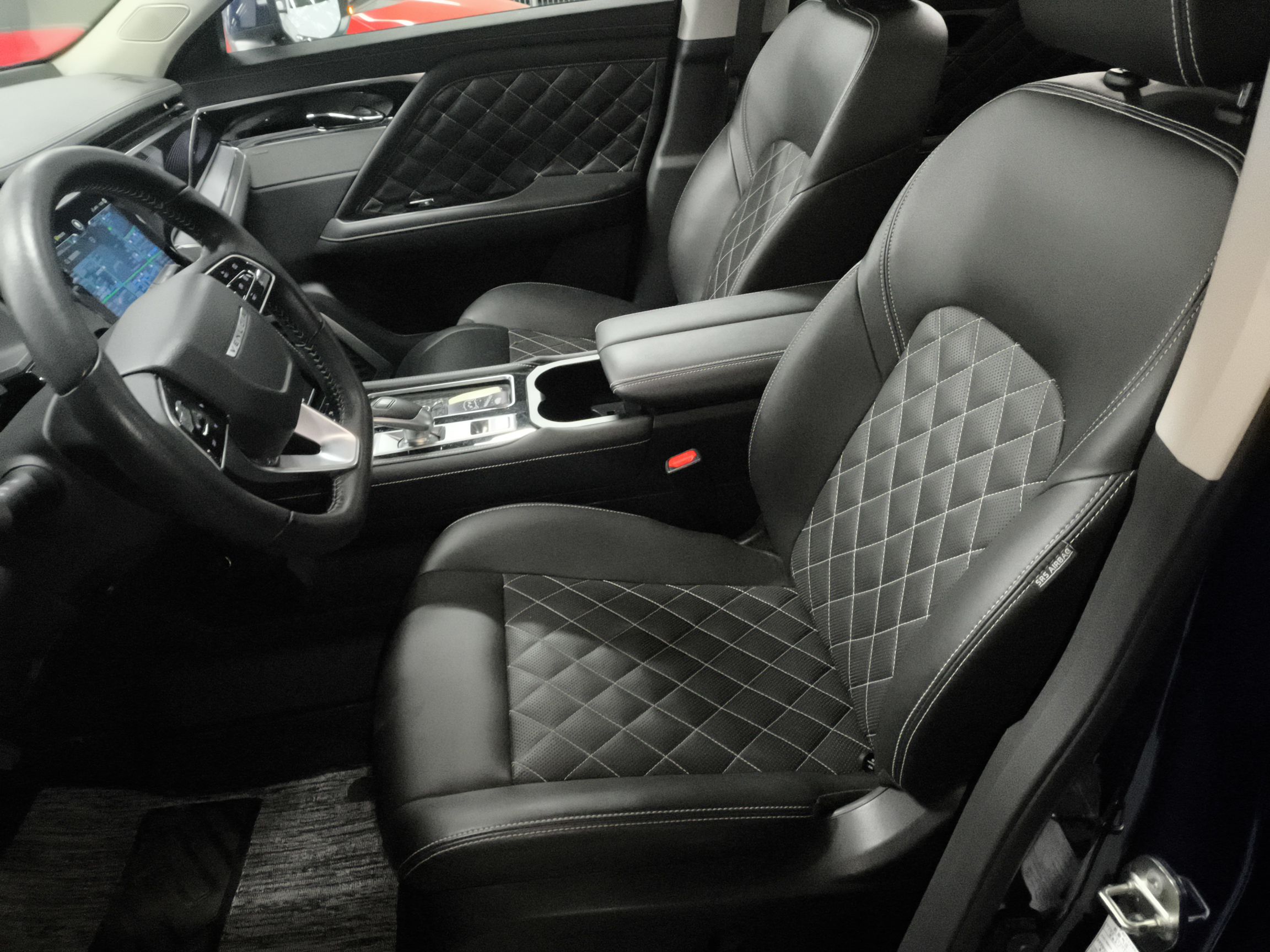 Переднее сиденье в автомобиле