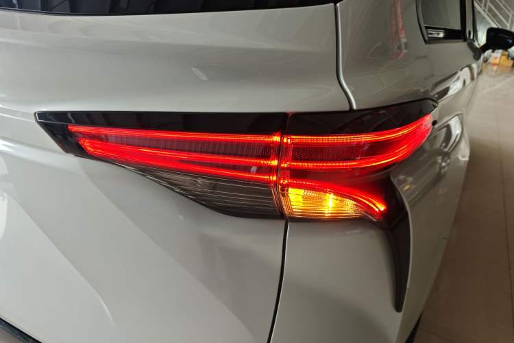 Used Toyota SIENNA 2023 2.5L Hybrid Deluxe Edition