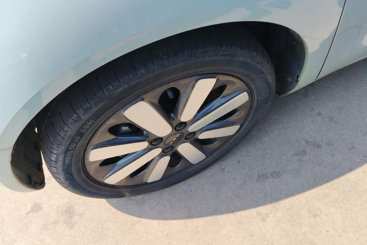 Used ORA Black Cat 2021 351 km Luxury Version Left Front Wheel Hub