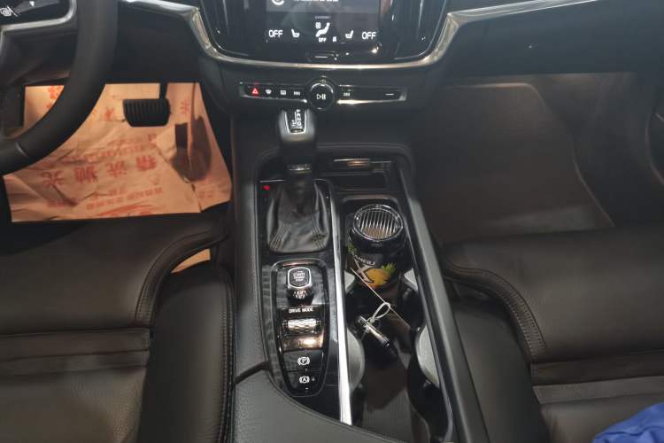 Used Volvo V90 2017 Cross Country T5 AWD Smart Range Edition
