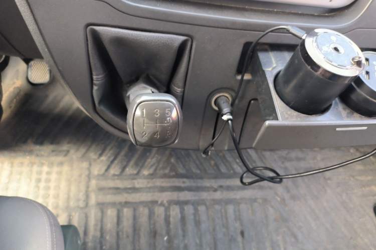 Used SAIC MAXUS Xintu V80 2015 2.5T Manual Aoyuntong Version Short Wheelbase Mid-Roof Gear Lever