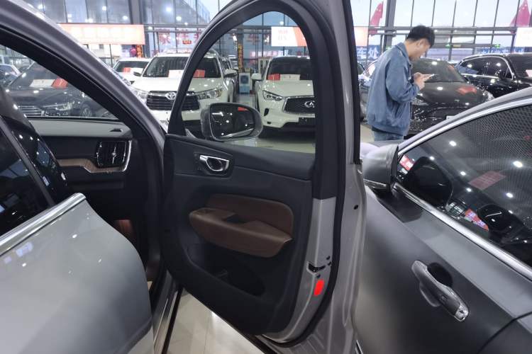 Used Volvo XC60 2023 B5 4x4 Smart Luxury Edition