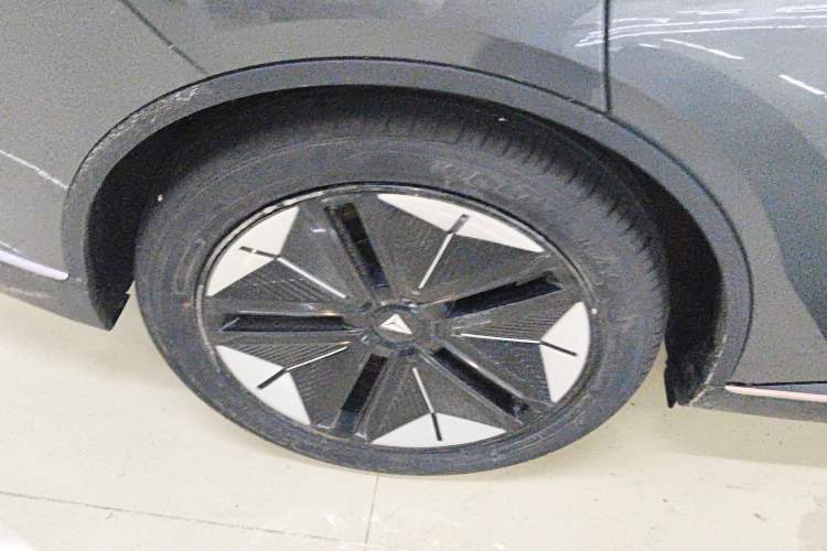 Used Deepal SL03 2022 1.5L 1200 Extended-Range Version Right Rear Wheel Hub