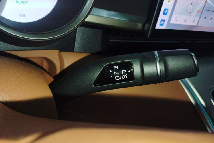 Used ORA Lightning Cat 2022 555 km Luxury Edition Gear Lever