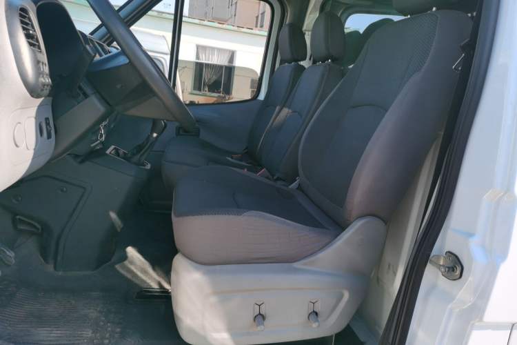 Used JMC Transit 2019 2.8T Commercial Version Short Wheelbase Mid-Roof 3-Seater China VI Standard JX493
