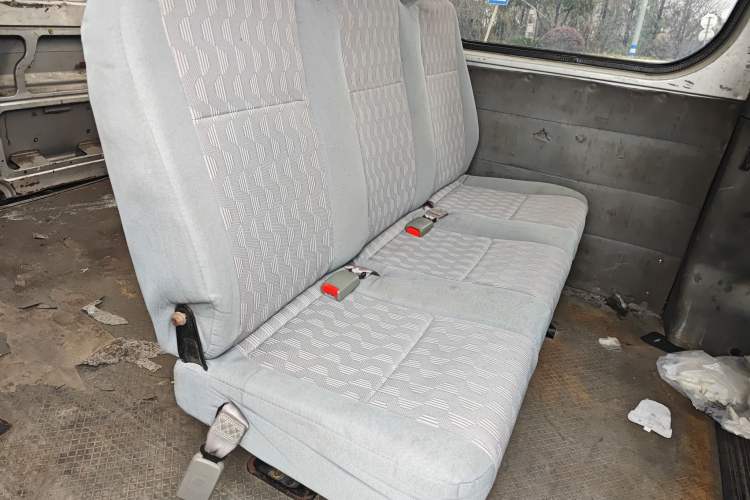 Used Dongfeng Yufeng 2014 2.5T YuliBao Logistics Vehicle Low-Trim Version with Short Wheelbase and Mid-Roof Design – ZD25 Left Rear Seat