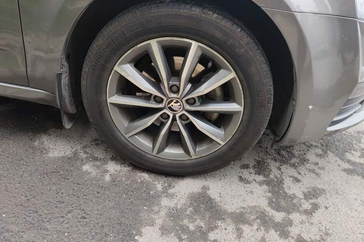 Used Skoda Octavia 2017 1.6L Manual Trend Edition Right Front Wheel Hub