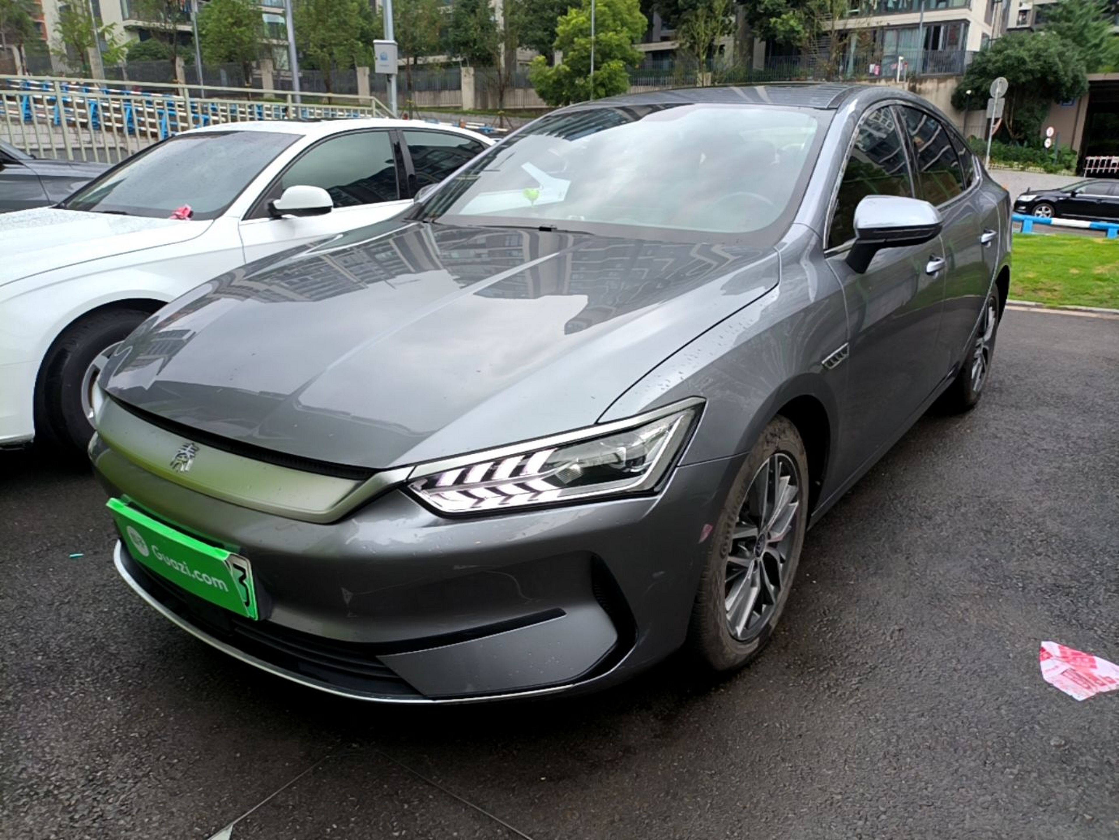 Под передней частью автомобиля
