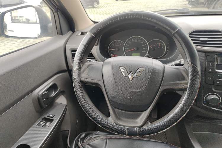 Used Wuling Hongguang 2015 1.5L S Base Model China IV Steering Wheel
