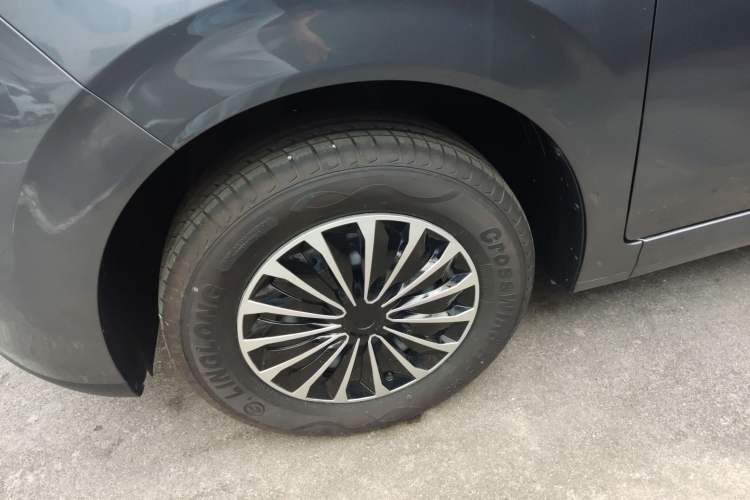 Used Wuling Hongguang New Energy 2024 All-Electric Model 300KM Standard Version Left Front Wheel Hub