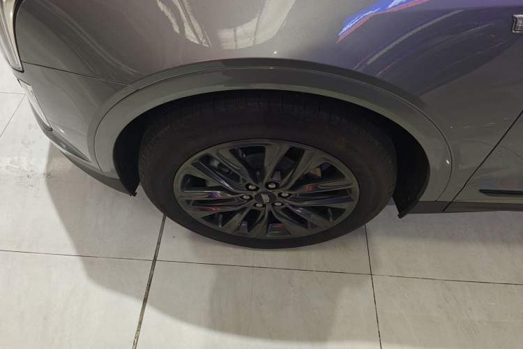 Used Cadillac XT5 2022 2.0T Four-Wheel Drive Luxury Version (Hummingbird Edition) Left Front Wheel Hub