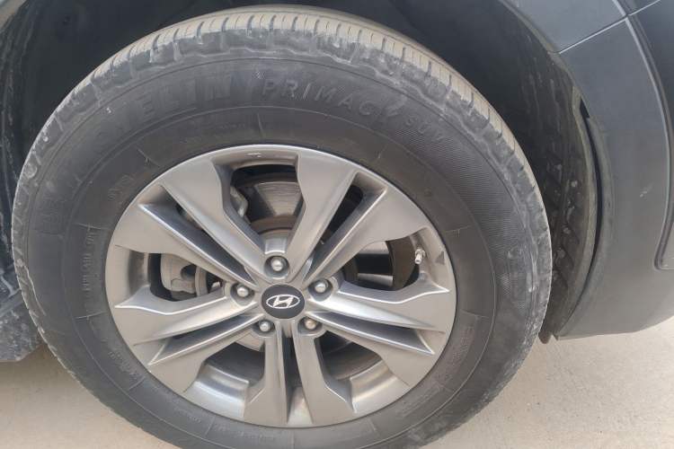 Used Hyundai Santa Fe 2013 2.4L Automatic Two-Wheel Drive Smart Version