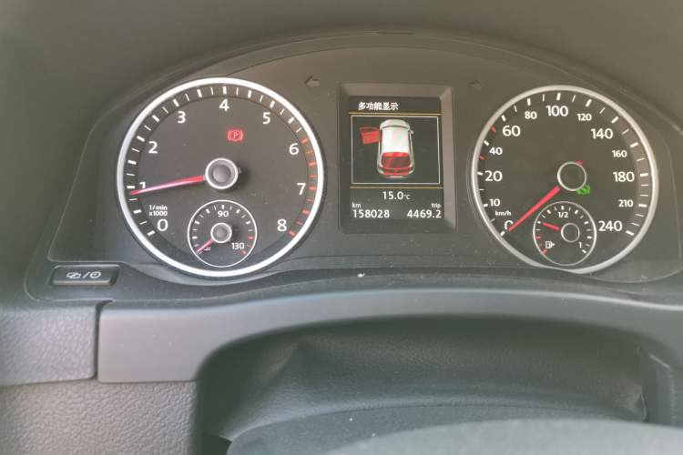 Used Volkswagen Tiguan 2015 1.8TSI Automatic Two-Wheel Drive Luxury Model Odometer Close Up