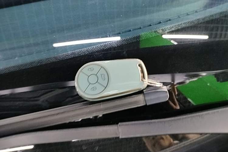 Used ORA Good Cat 2023 401 km Standard Range Luxury Version Lithium Iron Phosphate Vehicle Key