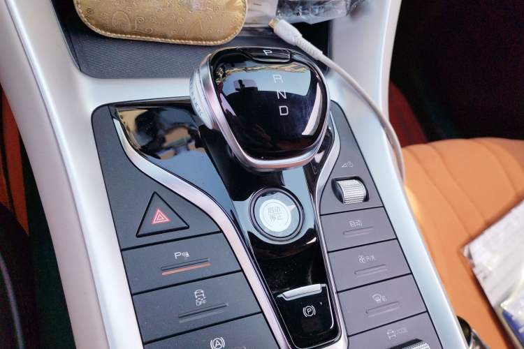 Used BYD Song Pro New Energy 2024 HONOR Edition DM-i 71KM Navigation Model Gear Lever