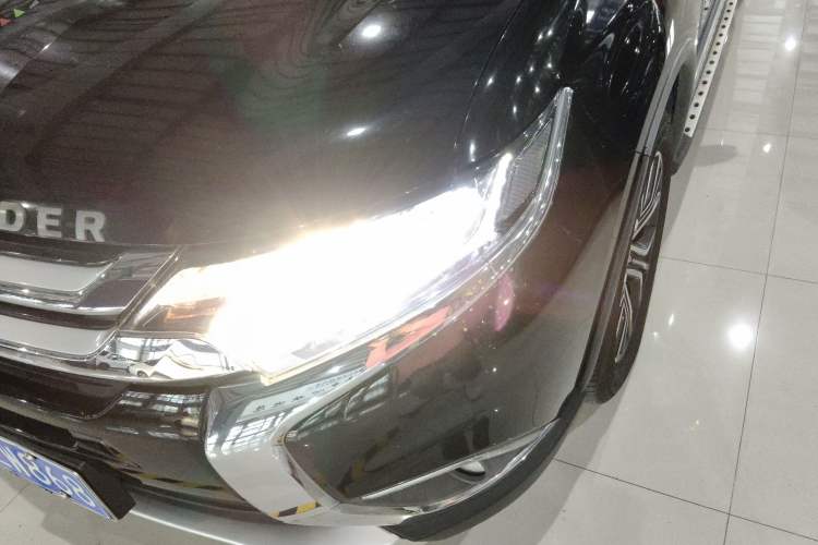 Used Mitsubishi Outlander 2016 2.4L 4x4 Luxury Edition 7-Seater
