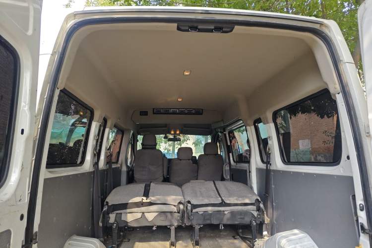 Used SAIC MAXUS Xintu V80 2023 2.0T Manual Classic Aoyuntong Long Wheelbase Mid-Height 6/7/8/9-Seater
