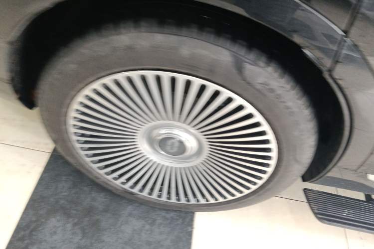 Used Hima AITO M9 2024 Range-Extended Ultra Version 42 kWh 6-Seater Model Right Rear Wheel Hub