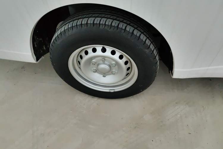 Used Wuling Yangguang 2024 300KM Comfort Version Passenger Van 75kW