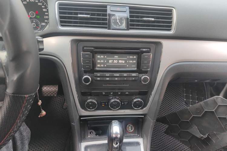 Used Volkswagen Passat 2011 1.8TSI Automatic Prestige Edition Audio And AC Panel