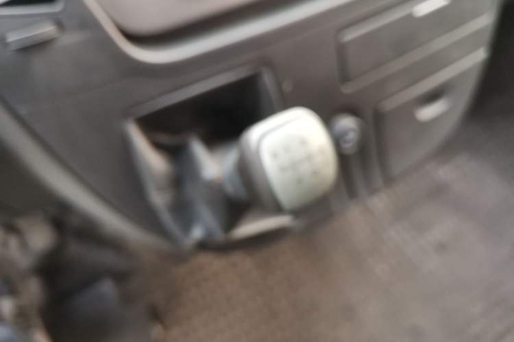 Used SAIC MAXUS Xintu V80 2017 2.5T 6-Speed Manual Aoyuntong National V Short Wheelbase Mid-Height 5/6/10-Seater Gear Lever