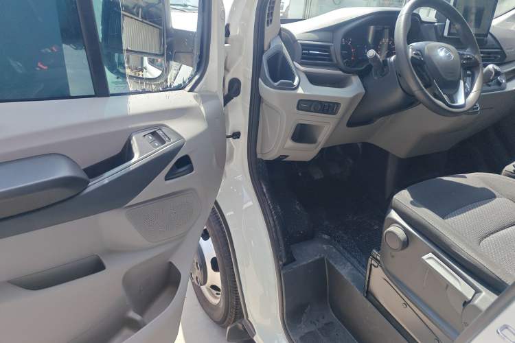 Used SAIC MAXUS Xintu V90 2024 Zhiyun 2.0T Manual Rear-Drive Extended-Wheelbase High-Roof Model with Dual Rear Tires and 3 Seats