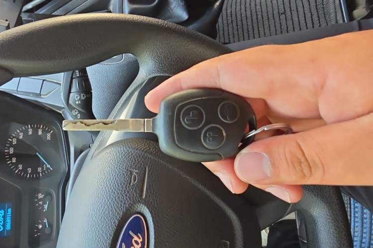 Used Ford Transit 2019 2.0T Diesel Multi-Purpose Commercial Vehicle Short Wheelbase Mid-Roof Design 6-Seater China VI Standard Vehicle Key