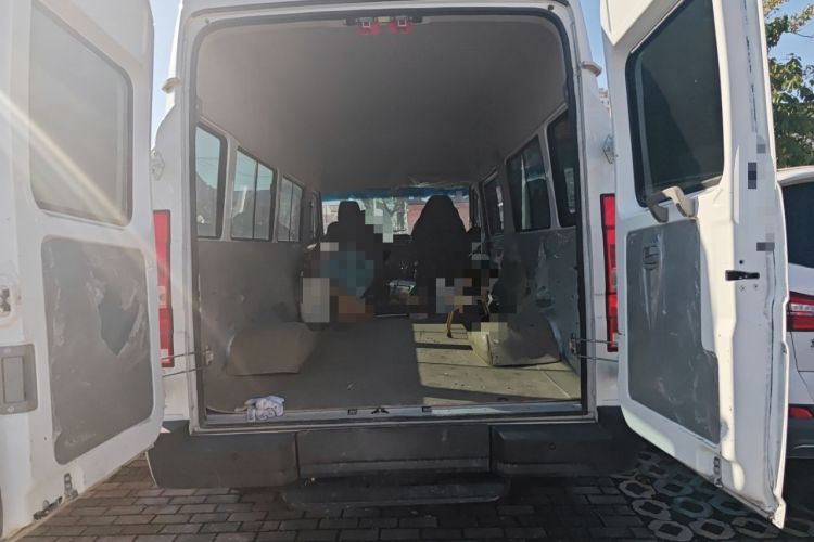 Used Iveco Daily 2023 2.5T A37M1 Long Wheelbase Mid-Roof Dual-Tire Side-Sliding Doors 5-9 Seats
