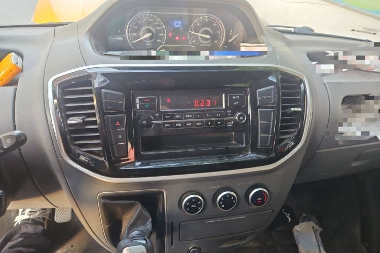 Used SAIC MAXUS Xintu V80 2019 2.5T Classic 6-Speed Manual Van Short Wheelbase Mid-Roof Design 2/3 Seats