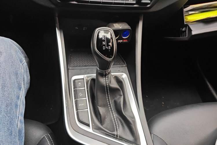 Used Geely Auto Vision X3 2020 1.5L CVT Luxury Model Gear Lever