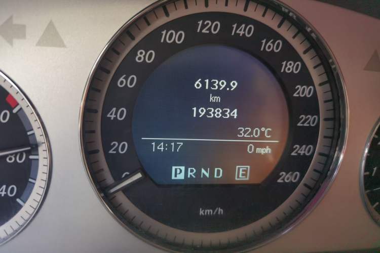 Used Mercedes-Benz GLK-Class 2011 GLK 300 4MATIC Dynamic Model Odometer Close Up