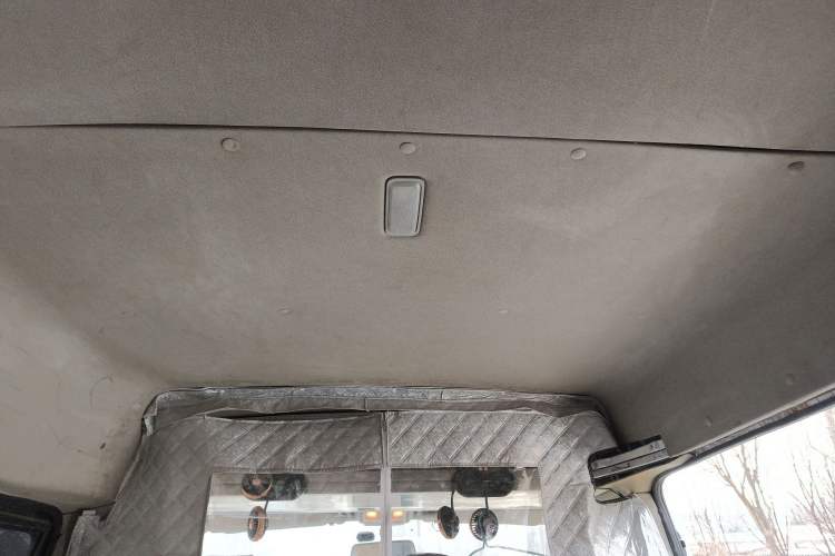 Used SAIC MAXUS Xintu V80 2016 2.5T Manual Aoyuntong National IV Short Wheelbase Mid-Roof 6-Seater