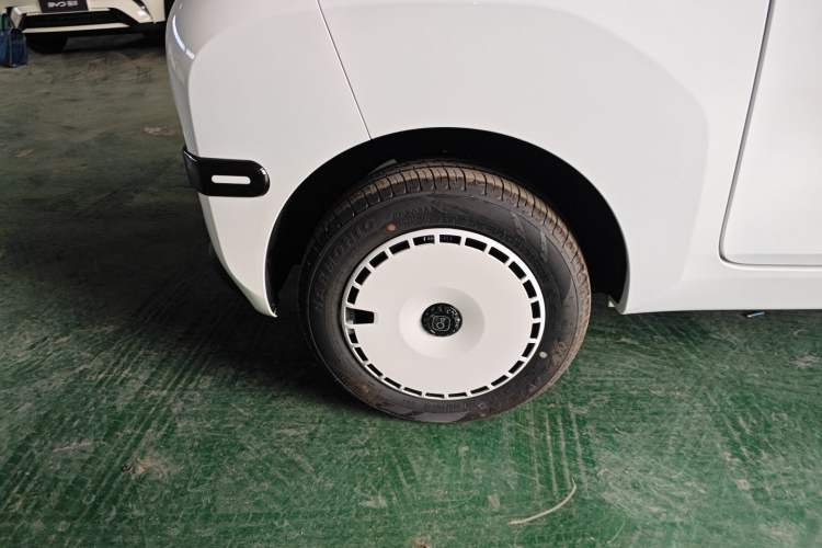 Used Chery QQ Ice Cream 2025 205km Qi Energy Version Right Rear Wheel Hub