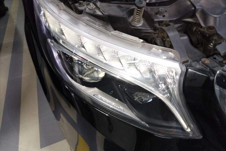 Used Mercedes-Benz V-Class 2021 V 260 Avantgarde Edition Right Front Headlight
