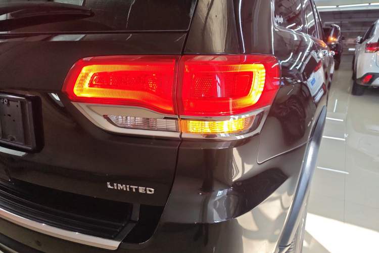 Used Jeep Grand Cherokee 2016 3.0L Comfort Navigation Edition Right Rear Taillight