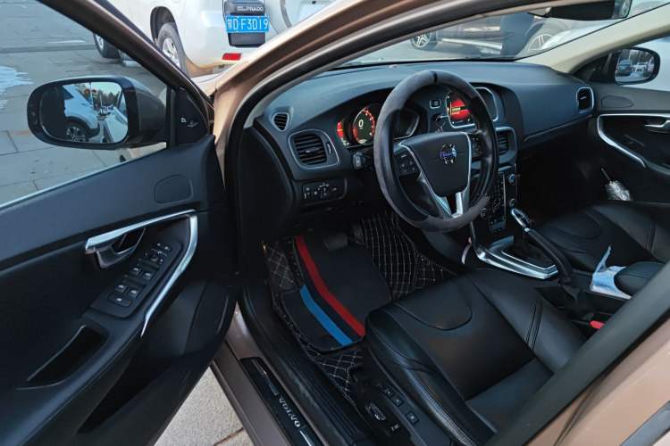 Used Volvo V40 2015 1.6T Zhiyi Edition