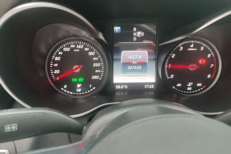 Used Mercedes-Benz C-Class 2015 C 200 L Odometer Close Up